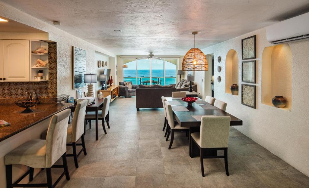 Oceanfront Luxury -4-King Suites Dive Pick Ups-Walk to Dining & Shops - 3