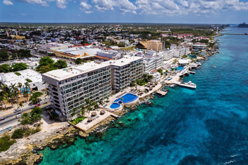 Oceanfront Luxury -4-King Suites Dive Pick Ups-Walk to Dining & Shops - 1