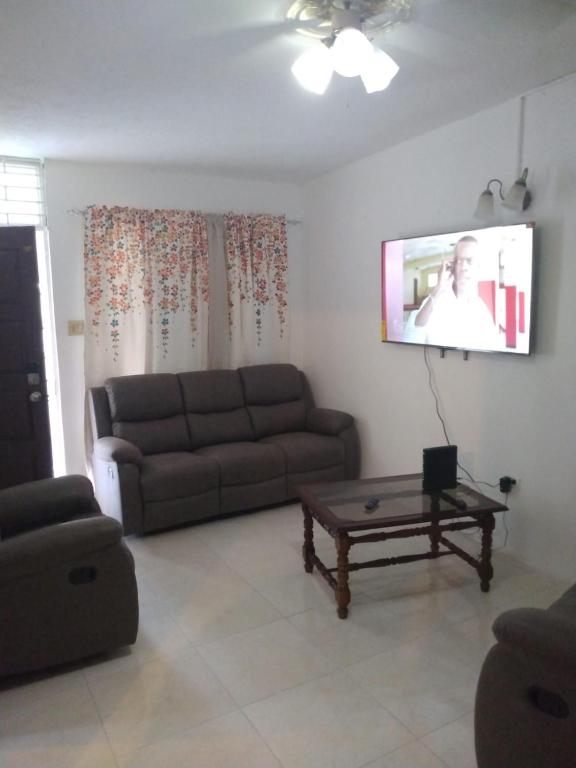 Ensom Escape, Spanish Town