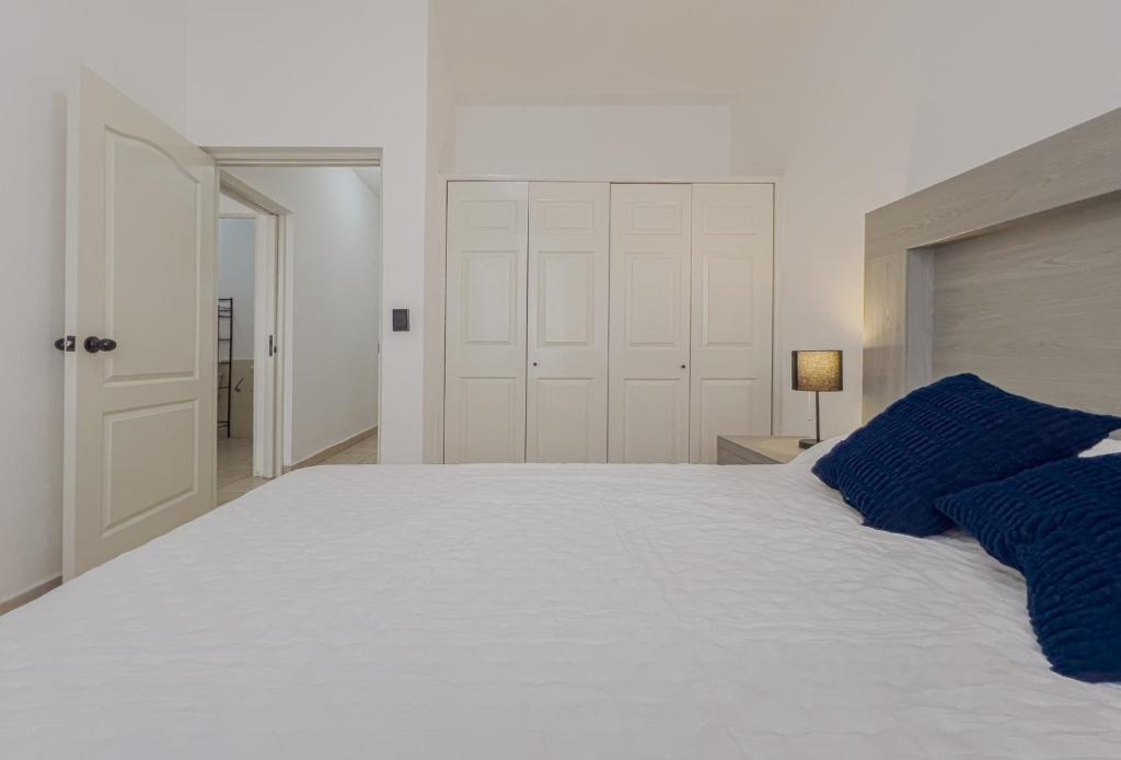 Casa Punta Arena 2BR home downtown LPZ blocks from beach - 3