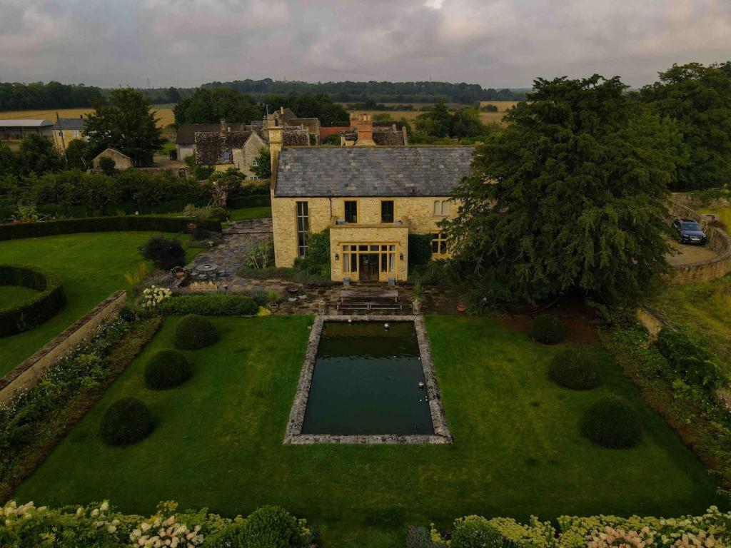 A Large Cotswold Country Retreat photo 6