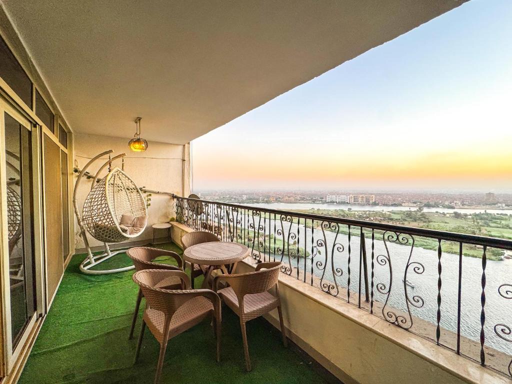 Luxurious 3BR Apt Maadi with Nile & Pyramid View, Káhira