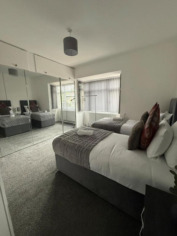 Hidden Gem - 4 Bedroom Home, Longbridge