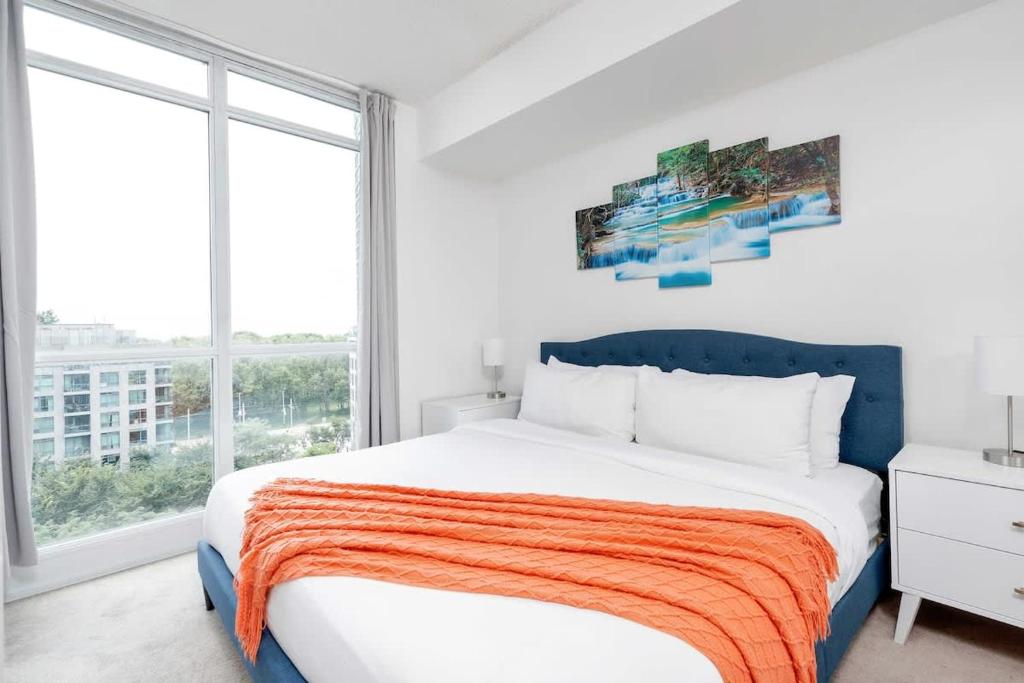 Stylish Condo with Private Patio in Fortyork, Toronto