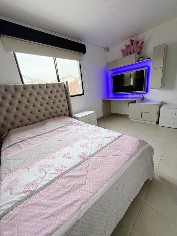 Casa con piscina, zona BBQ y seguridad privada - 1