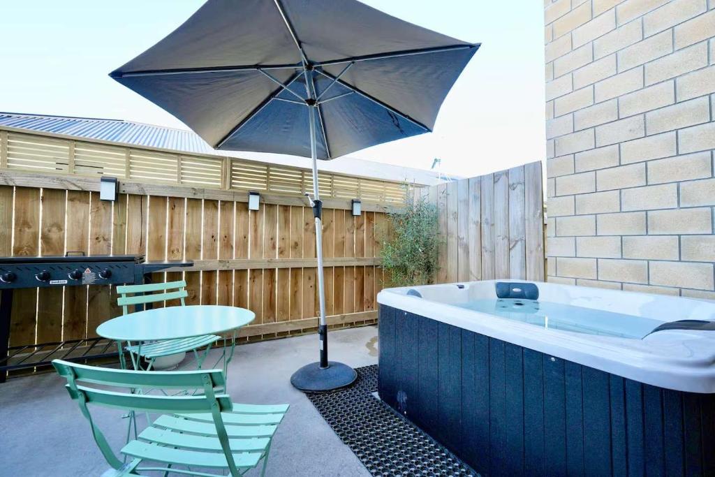 Modern Oasis with Spa close to shopping centres, Hamilton