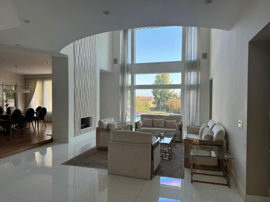 Upscale Residence with Pool and Spa, Deer Lake Highlands