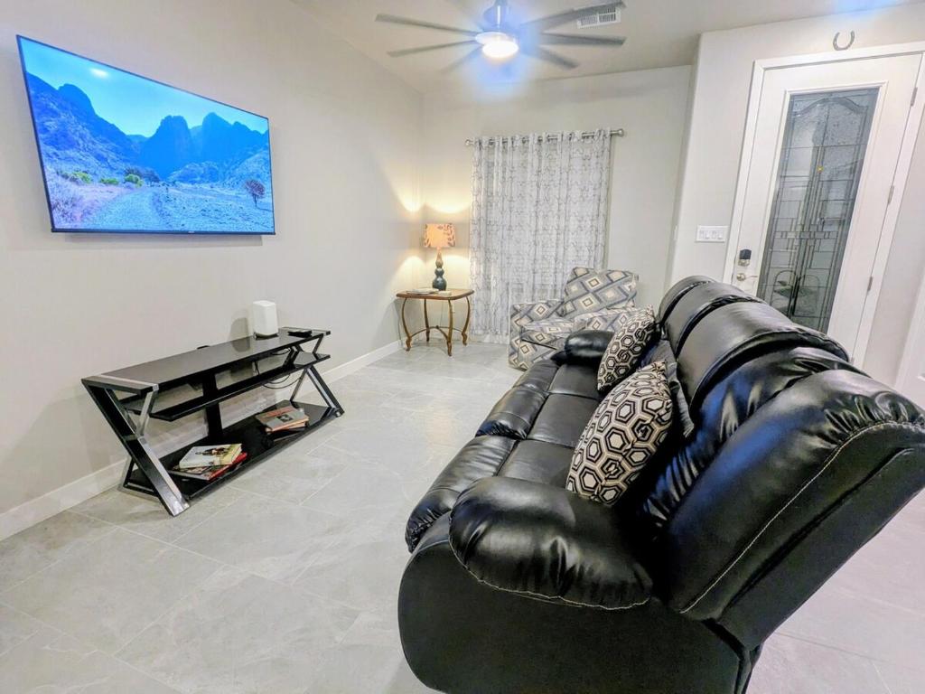 Modern 2BR Home with Private Office Steps from Red Hawk Golf Course, Near NMSU & White Sands, Las Cruces