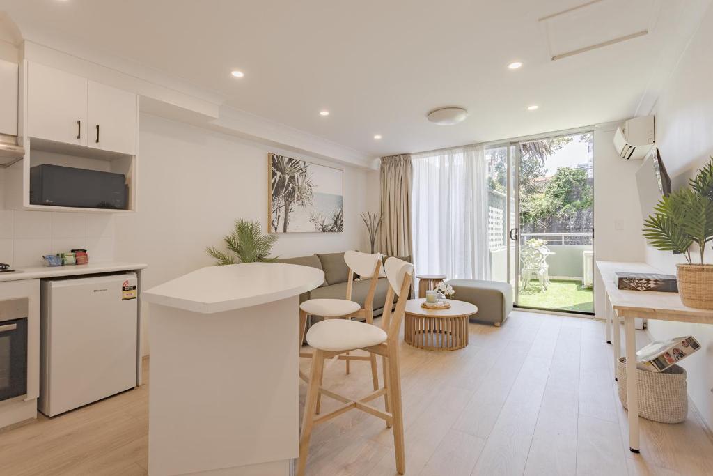 Sun, Sand and Stay-Heart of Manly with free parking, Sydney