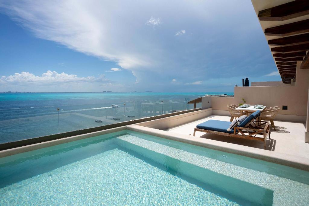 Modern Apt with Private Roof Garden & Pool, Isla Mujeres