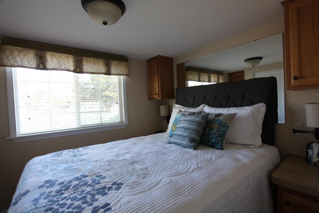 Sherwood Forest Premium Loft Cottage 13 photo