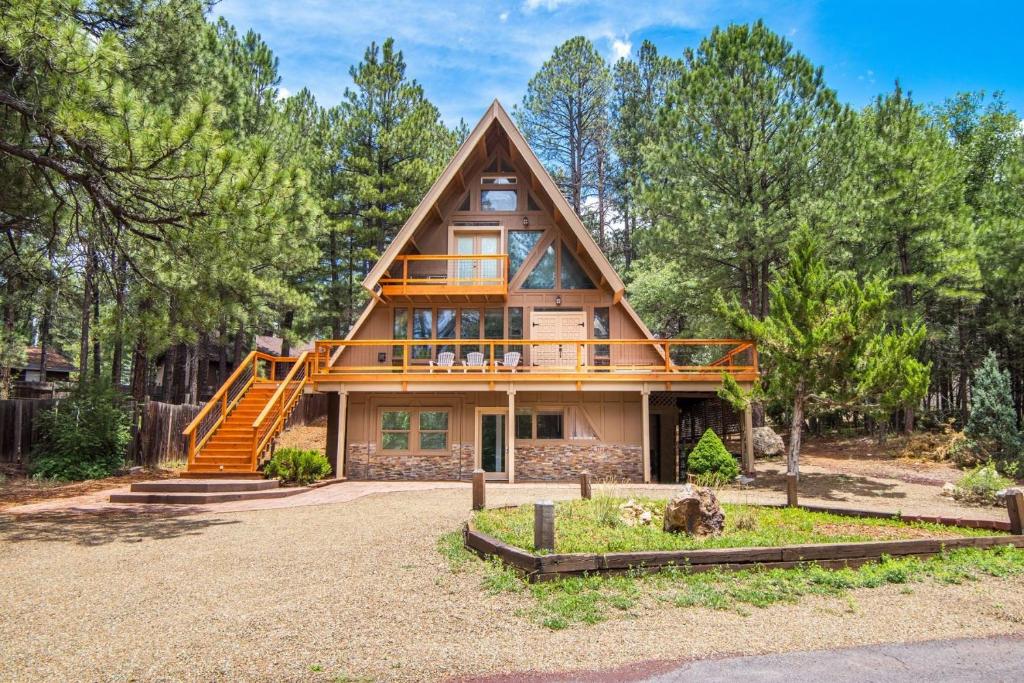 Captivating 1 BR Chalet Hideaway Prime Location, Mountainaire