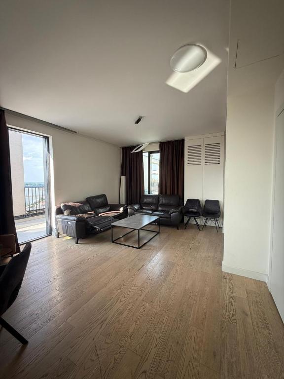 Penthouse with River View BW - 1
