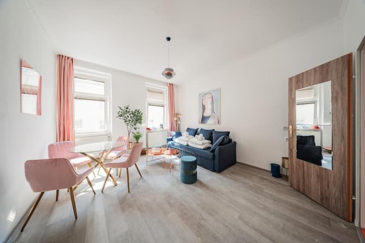 Blue and Pink Oasis Cozy Designer Retreat, Wien