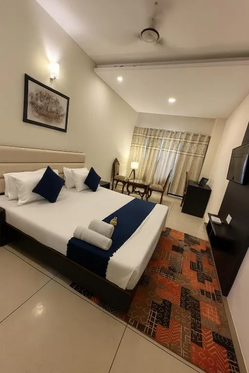 Eagle Hospitality !! Lift ! Large Rooms ! Parking ! Top Rated and Most Awarded Property by SIDHAM Group, hotel in Chandīgarh