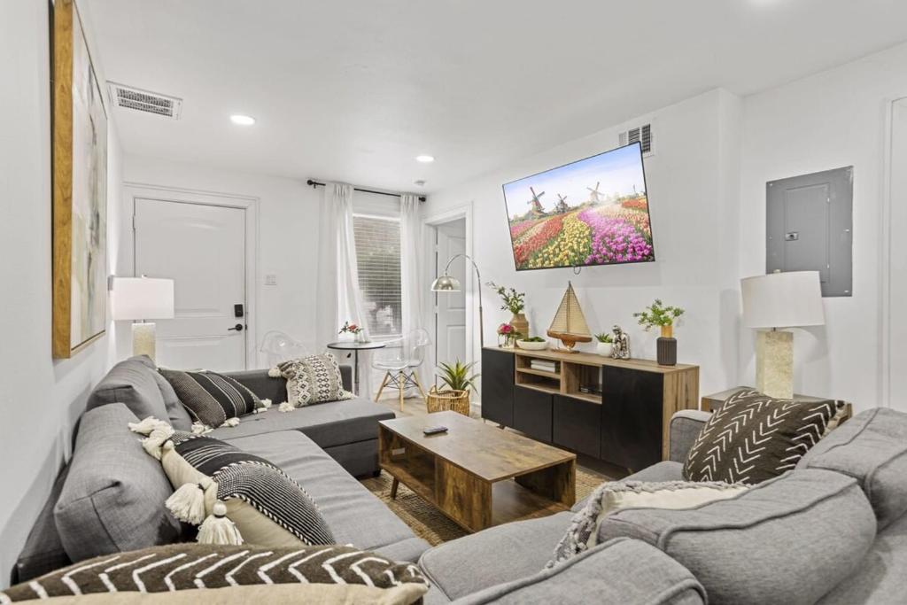 Group Bundle 6BR Sleeps 18 Near Midtown, Houston