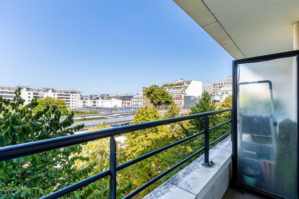 GuestReady - Sunny apartment with balcony views - 5