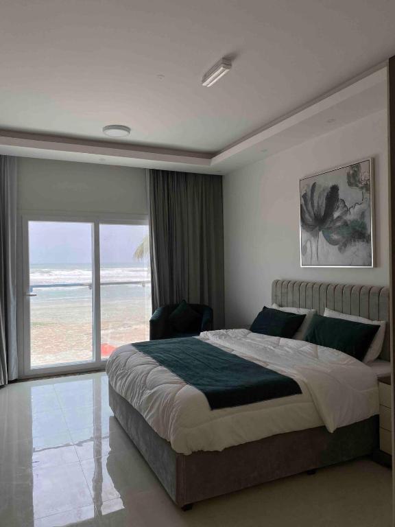 Studio overlooking the beach of Taqa, Ţāqah