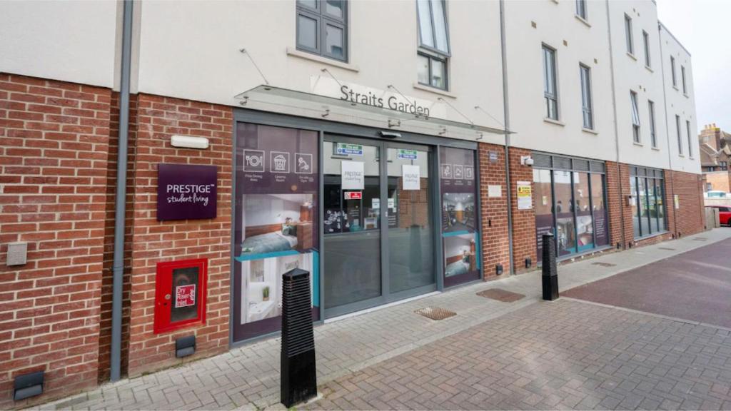 Students Only Studios - 40 mins from Waterloo London, Egham