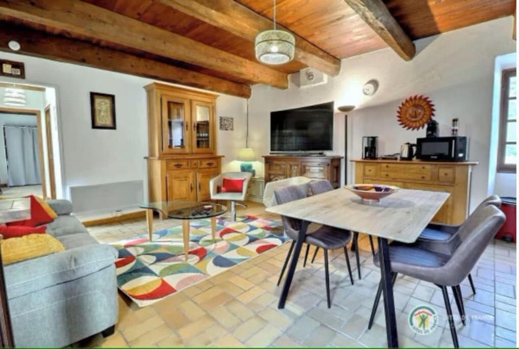 gite dans hameau en bord de rivière, Joyeuse