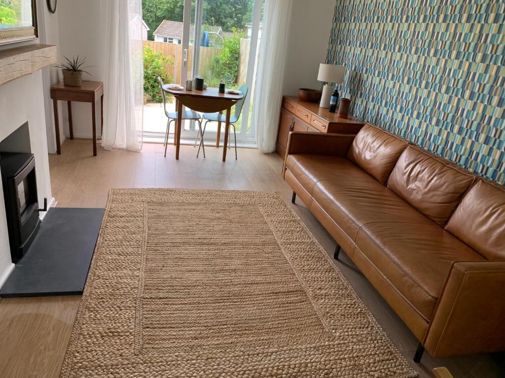 2 Bed-Sleeps 4-Parking-Pets-10 min to the Beach, Falmouth