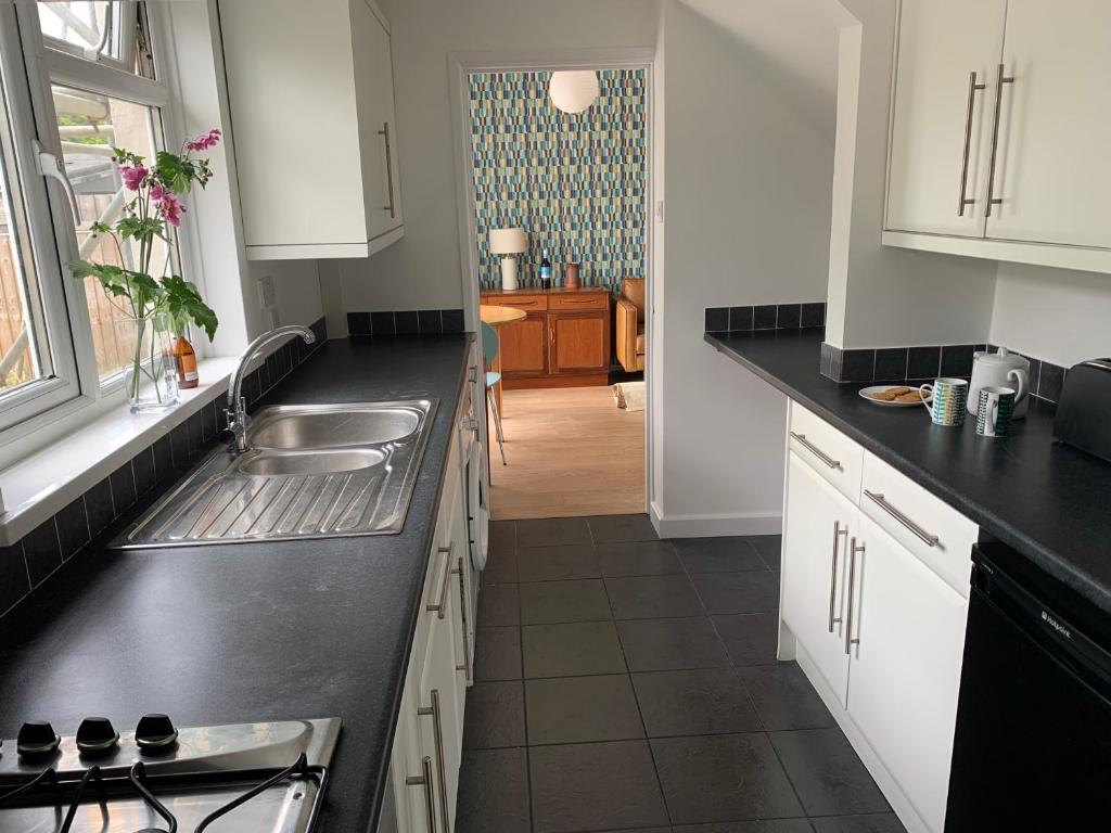 2-Bed Dog-Friendly House near Falmouth Beach photo 4