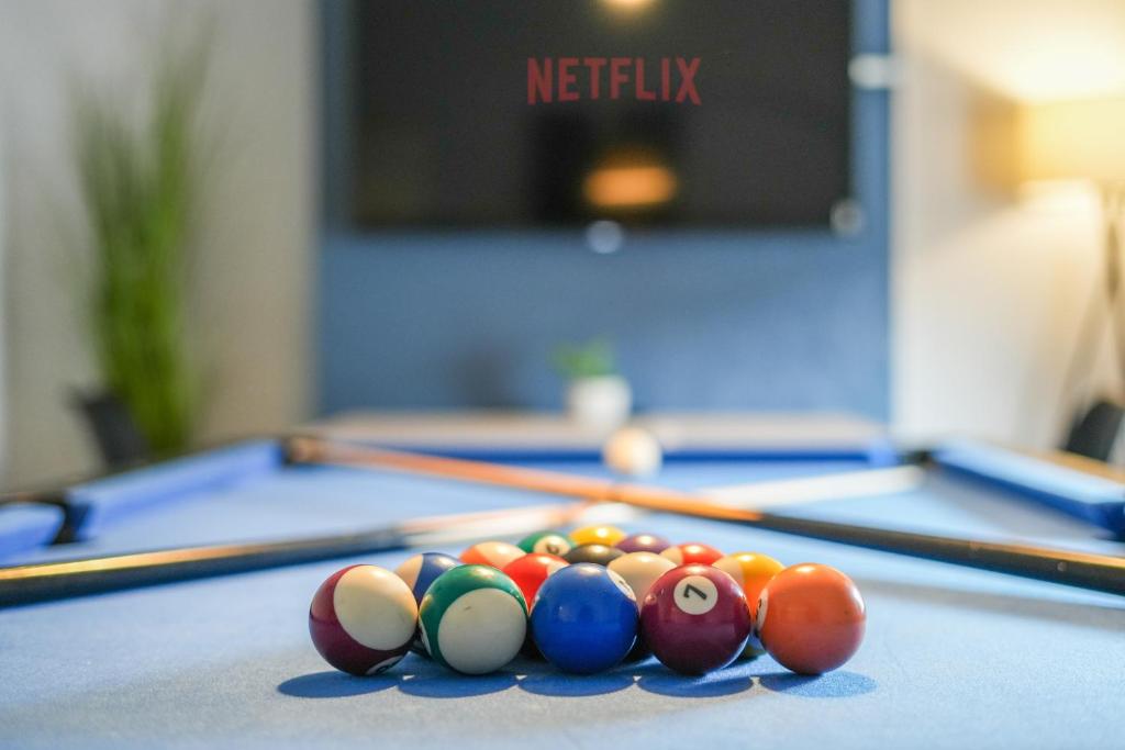 8 Ball Apartment - Spacious 2 Bed Space, Snug Lounge & Games Room w 7ft Pool Table - By StayHostSave, Nether Edge