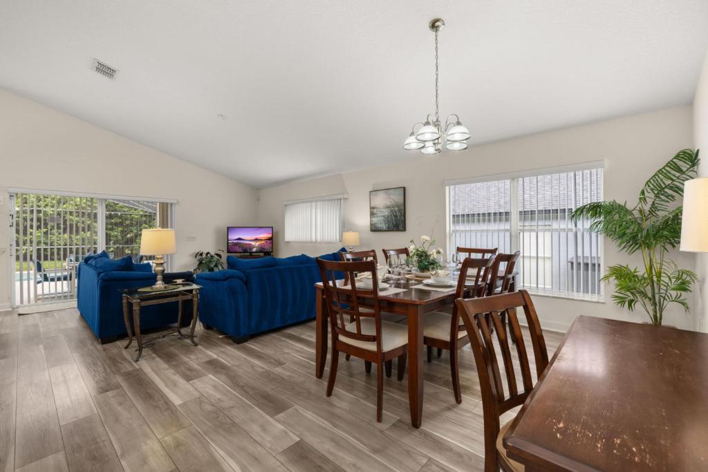 Peaceful yet perfect location, private pool home, Davenport