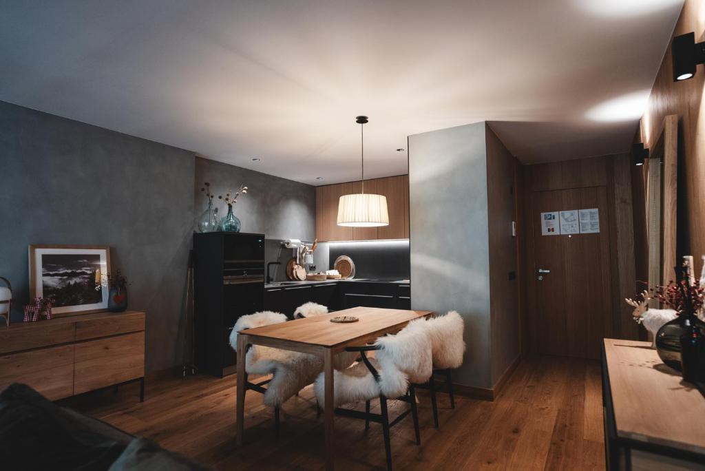 WOODEN ALPINE RETREAT SKI in-out by SELECT RENTALS ANDORRA - 2
