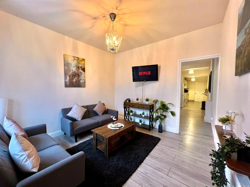 Perfect for Work Trips & Families, Spacious 2BR, WiFi, Free Parking, Sleeps 5, Spon End