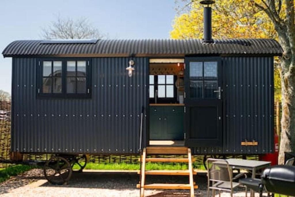 BaaNone Shepherds Hut, Wimborne Minster