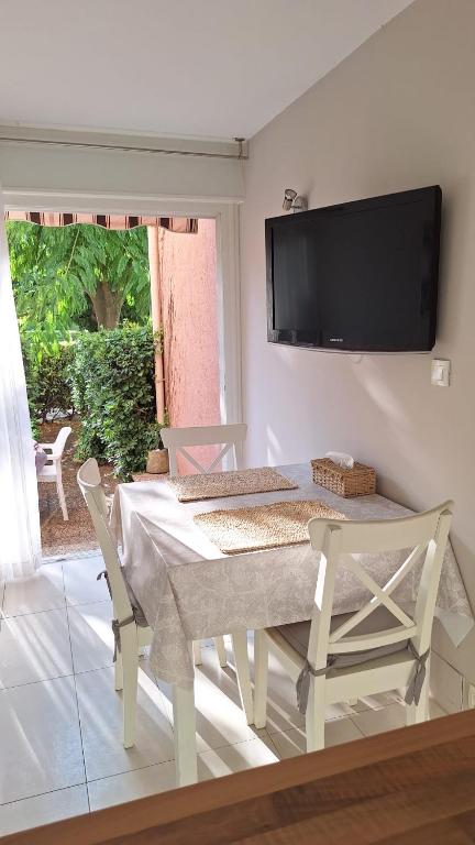 Les Soleillades - T2 cosy pour 4 pers - Piscine, parking privé, à 100m de la plage - LaConciergerieByNina - 5