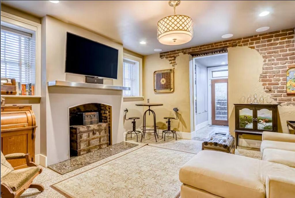 Savannah Garden on Historic E Jones St, Savannah