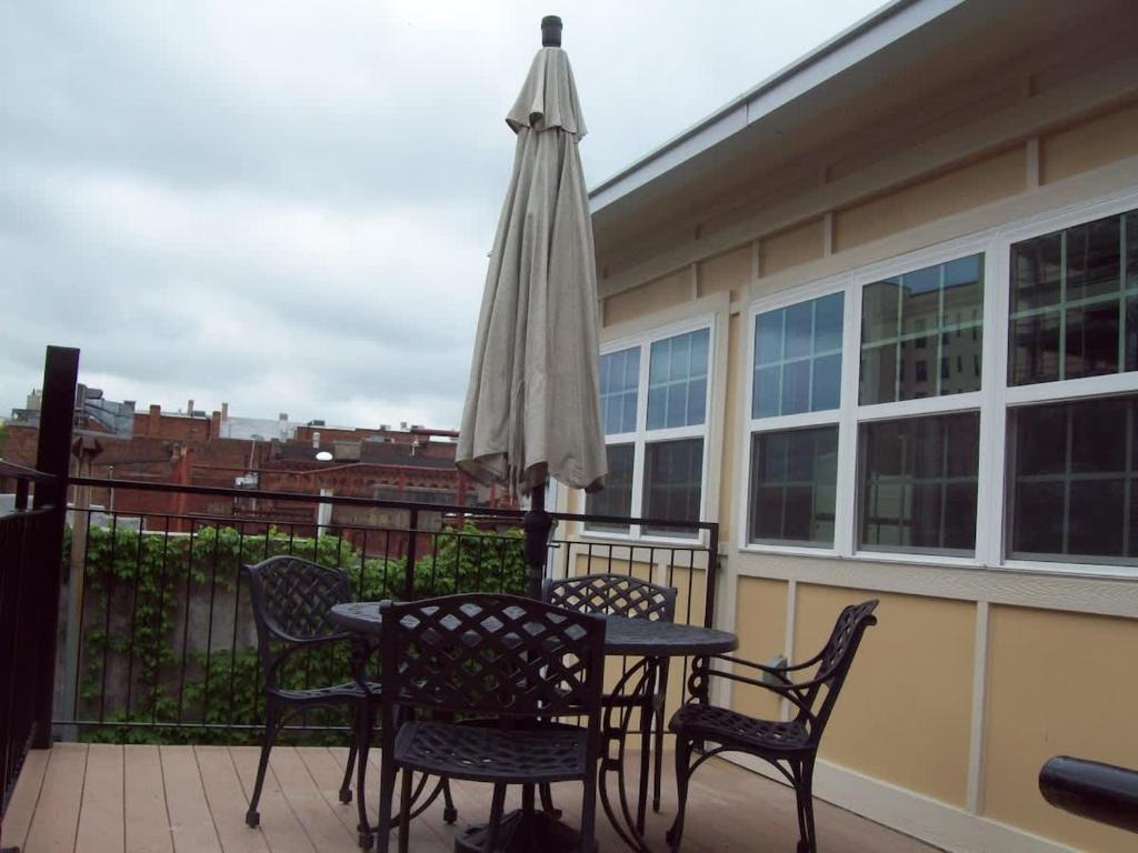 Large New Downtown Loft, Macon