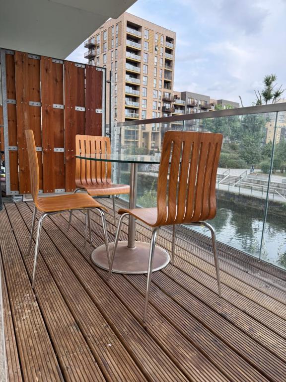 2 bed luxury apartment with balcony Canary Wharf London, Londýn
