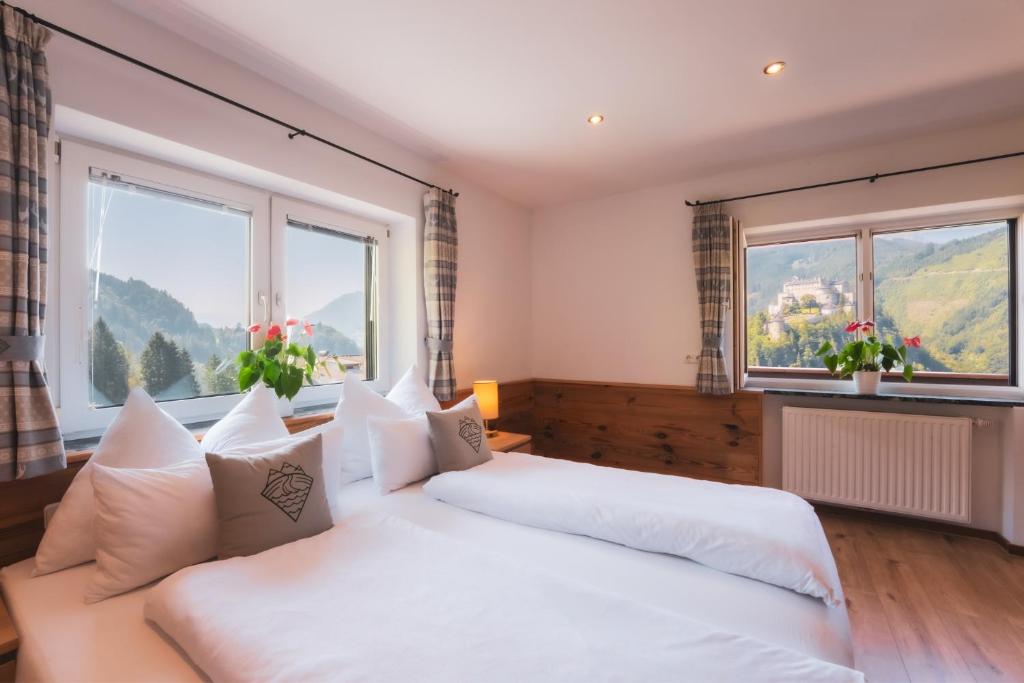 Haus Biechl mit Blick auf die Burg Hohenwerfen - 4