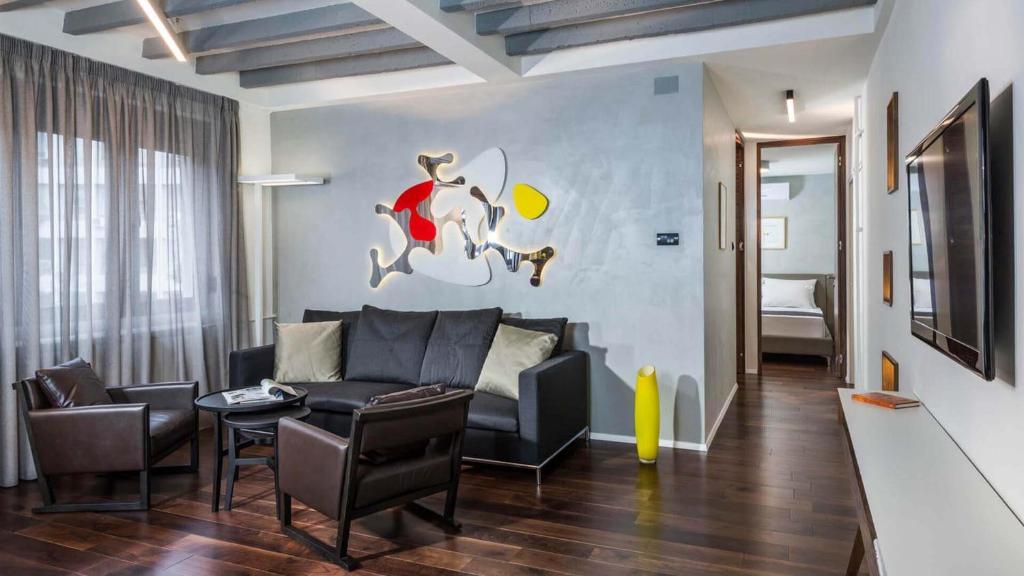 Modern Two Bedroom Central Apartment - 1