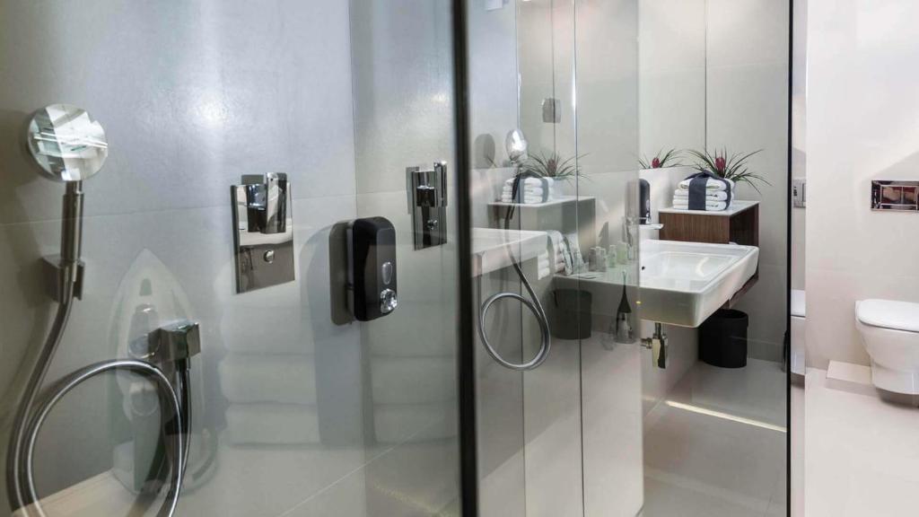 Modern Two Bedroom Central Apartment - 2