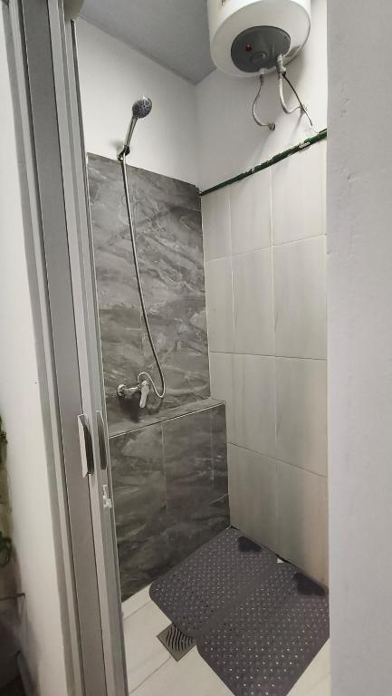 Kitnet completa con baño privado - 3