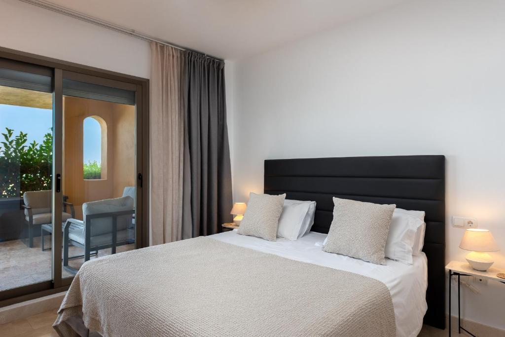 2-Bedroom Sea View Apartment in Benahavis - 4