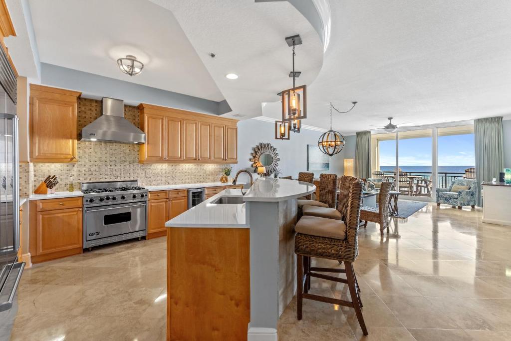Bella Riva 203 - Oceanfront - Beach Service Included - Luxury - Viking Appliances, Fort Walton Beach