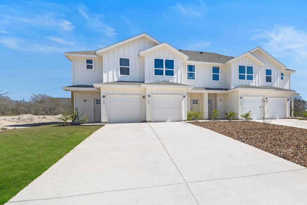 Sea World | Lackland | Pickleball | Pool!, Riomedina