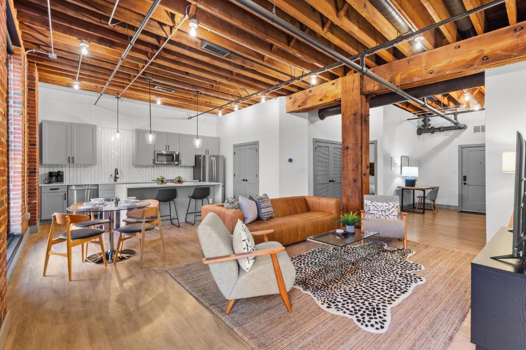 Express Yourself! Stay in This Stylish Guest Fave!, Saint Louis