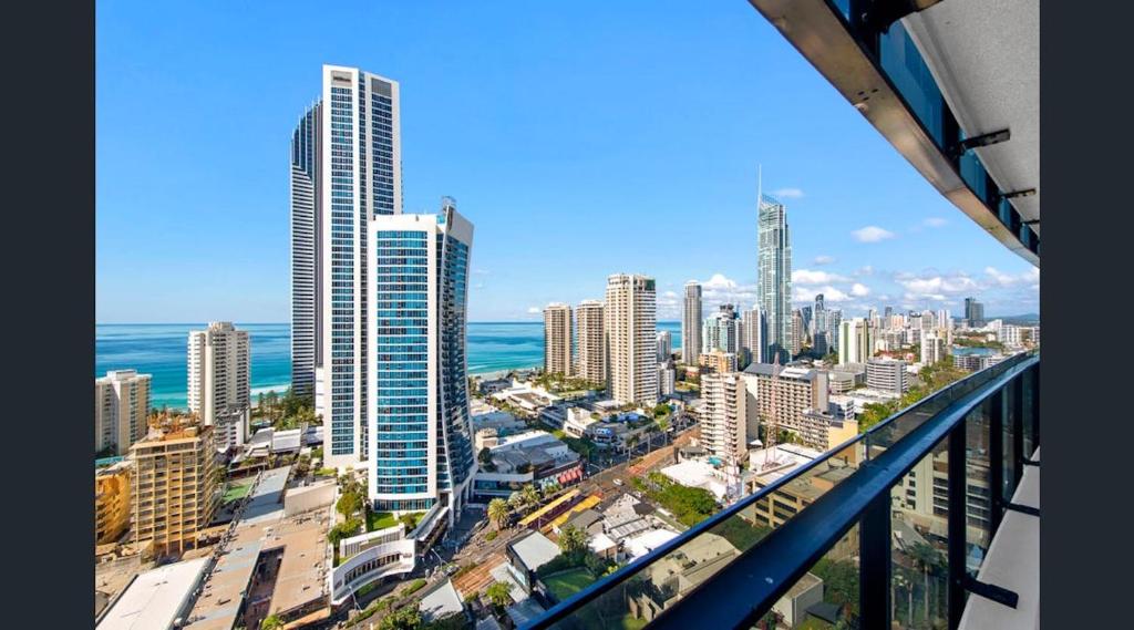 Ocean View Circle on Cavill Self-Contained 1,5 Bedroom Apartment, Gold Coast