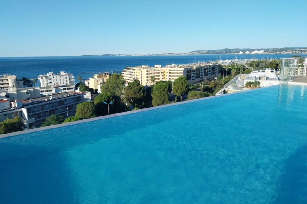 Seafront apartment with pool and comfort, Saint-Laurent-du-Var