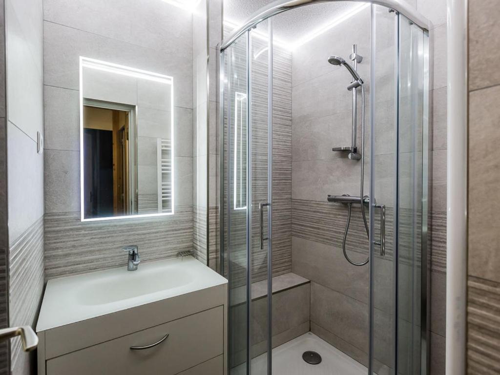 Studio rénové 3 étoiles, 4/5 pers, proche pistes, balcon, parking - FR-1-329-19 - 5