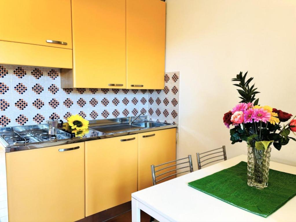 Colorful apartment with balcony-Beahost - 2