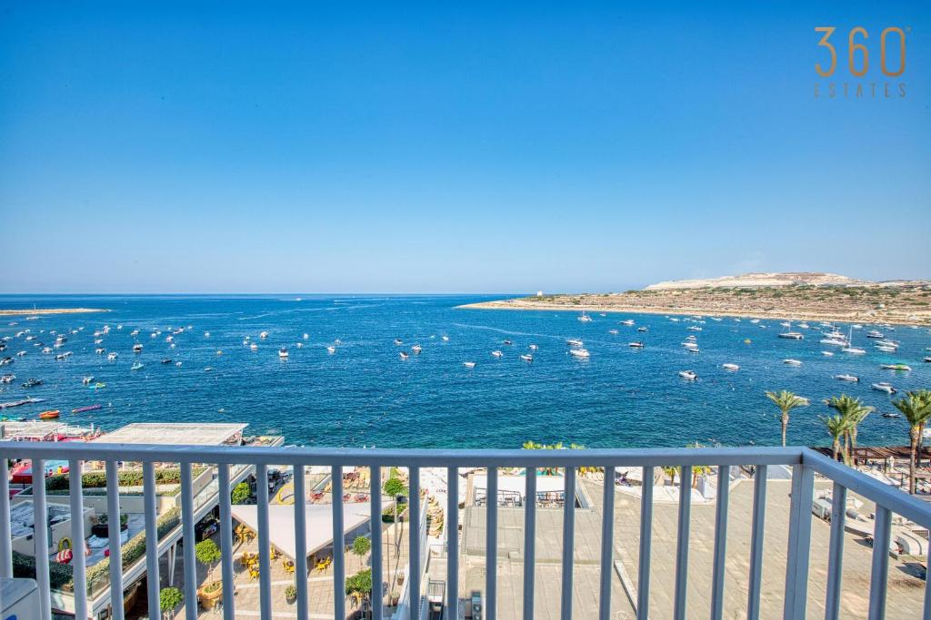 Beautiful Seafront Suites with comfy beds, AC & WiFi By 360 Estates, St Paul's Bay