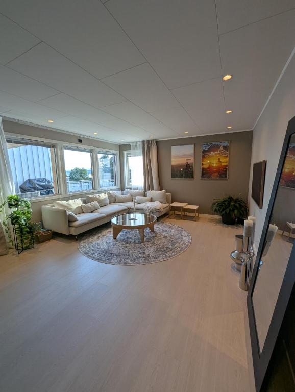 Spacious Modern 3BR, Terrace, Aurora & Midnight Sun, Pets allowed, Free Parking, Close to Ski slopes, Snow Dome, Bus stop, Tromsø