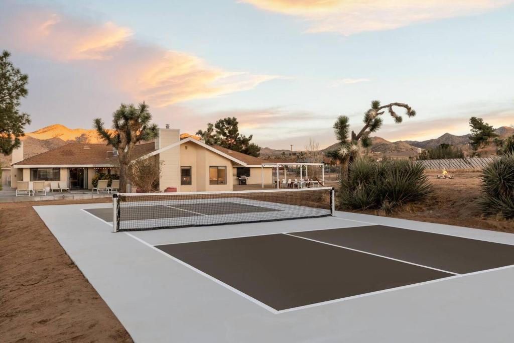 Mojave Moon- Group Retreat Wpool,spa & Pickleball, Yucca Valley